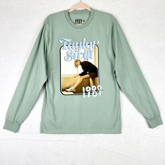 Taylor Swift 1989 Taylor's Version Photo Long Sleeve Tee Size Medium Green - Picture 1 of 4